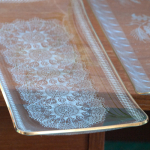 Vintage glazen cakeschaal met motiefjes